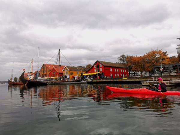 Foto av Kajakk i Vestfold foran vikingskip