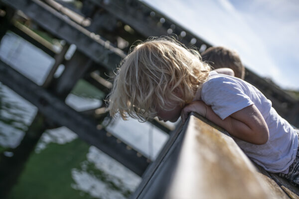Foto av gutt på brygge ved Vestfold-kysten